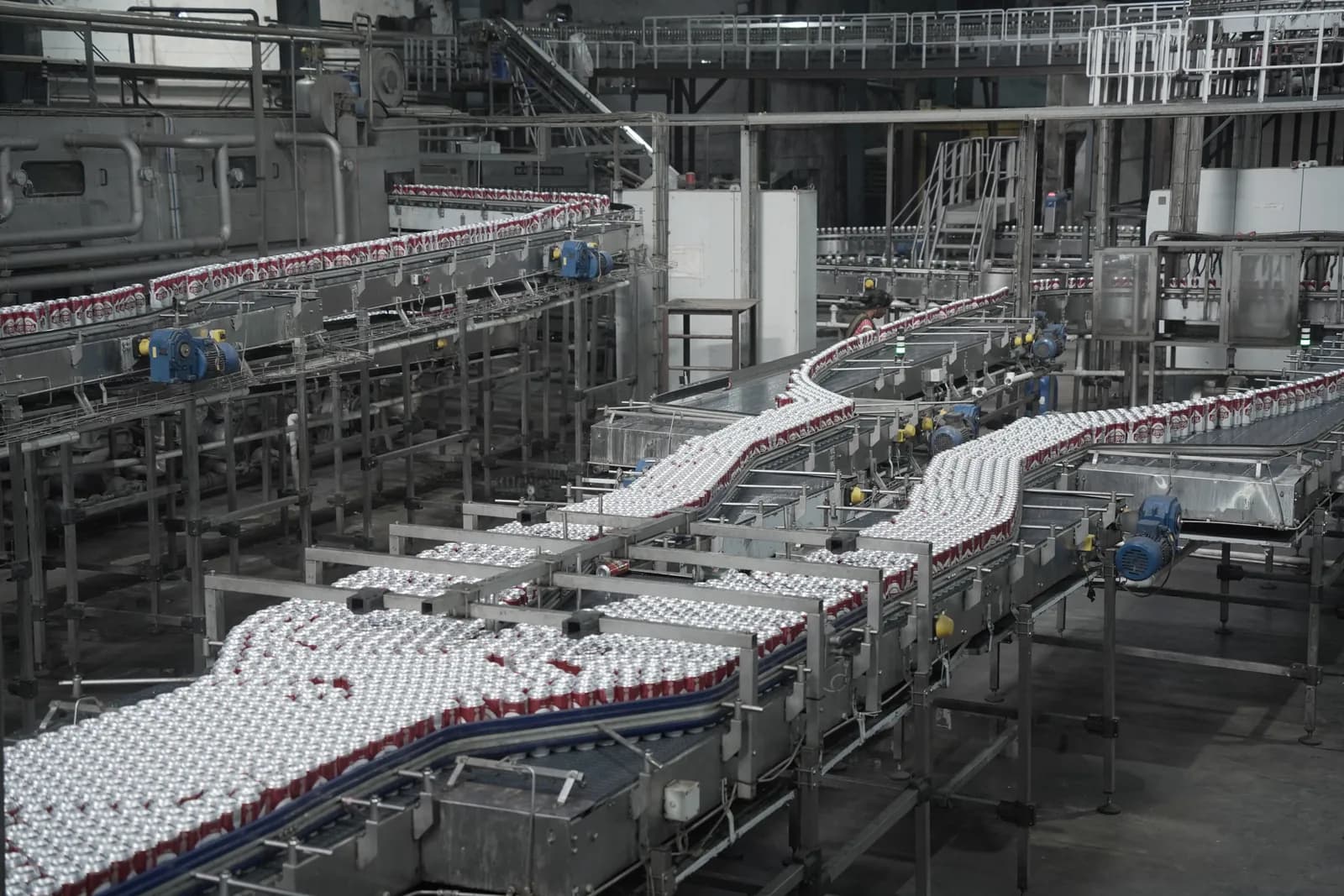RAPIDcon-C can conveyor carrying cans through the line