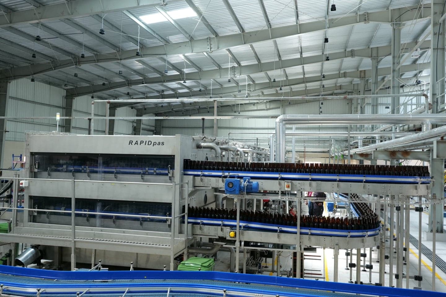 RAPIDpas glass line pasteuriser, bottles streaming out