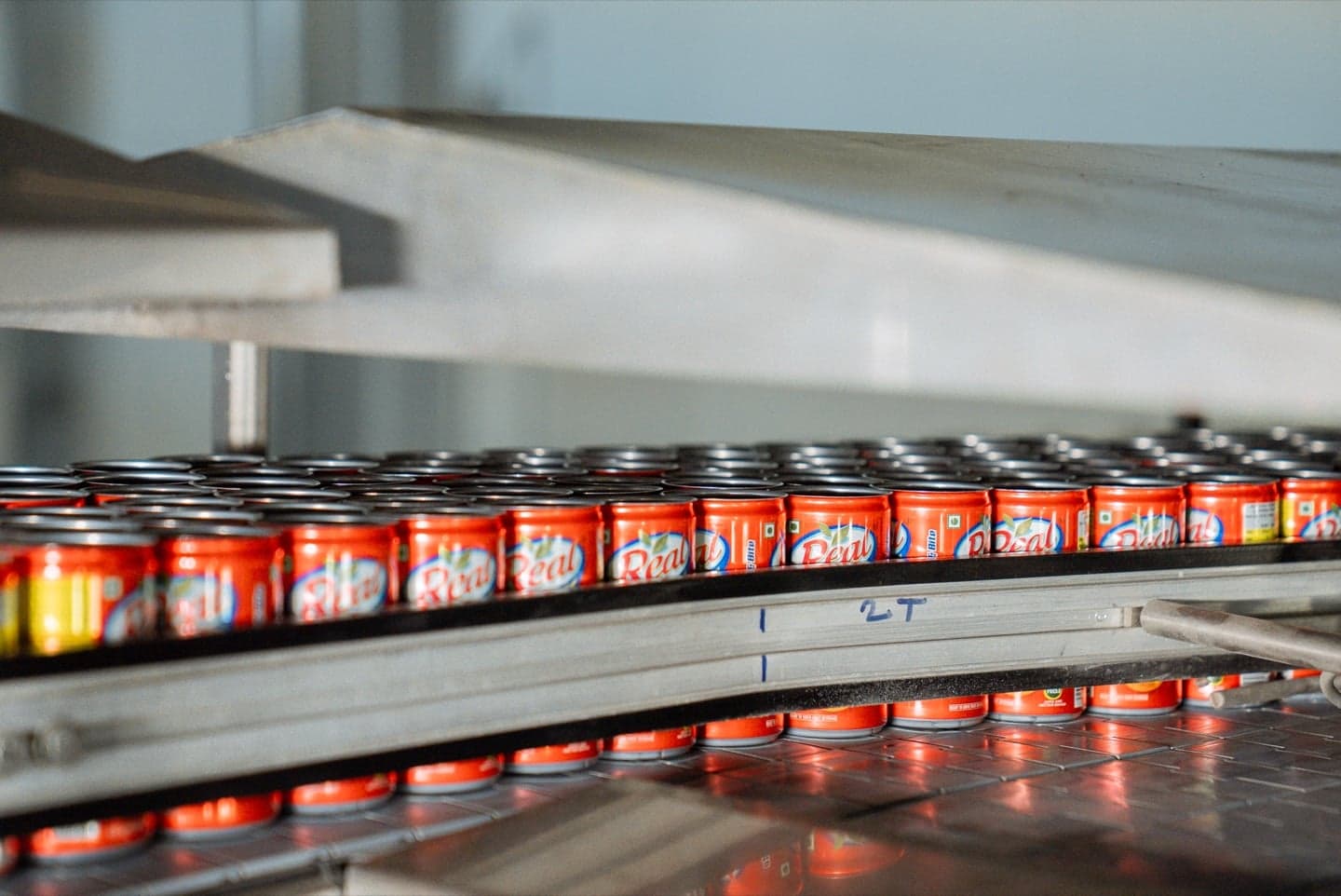RAPIDcon-C CSD line conveyor, cans on rack
