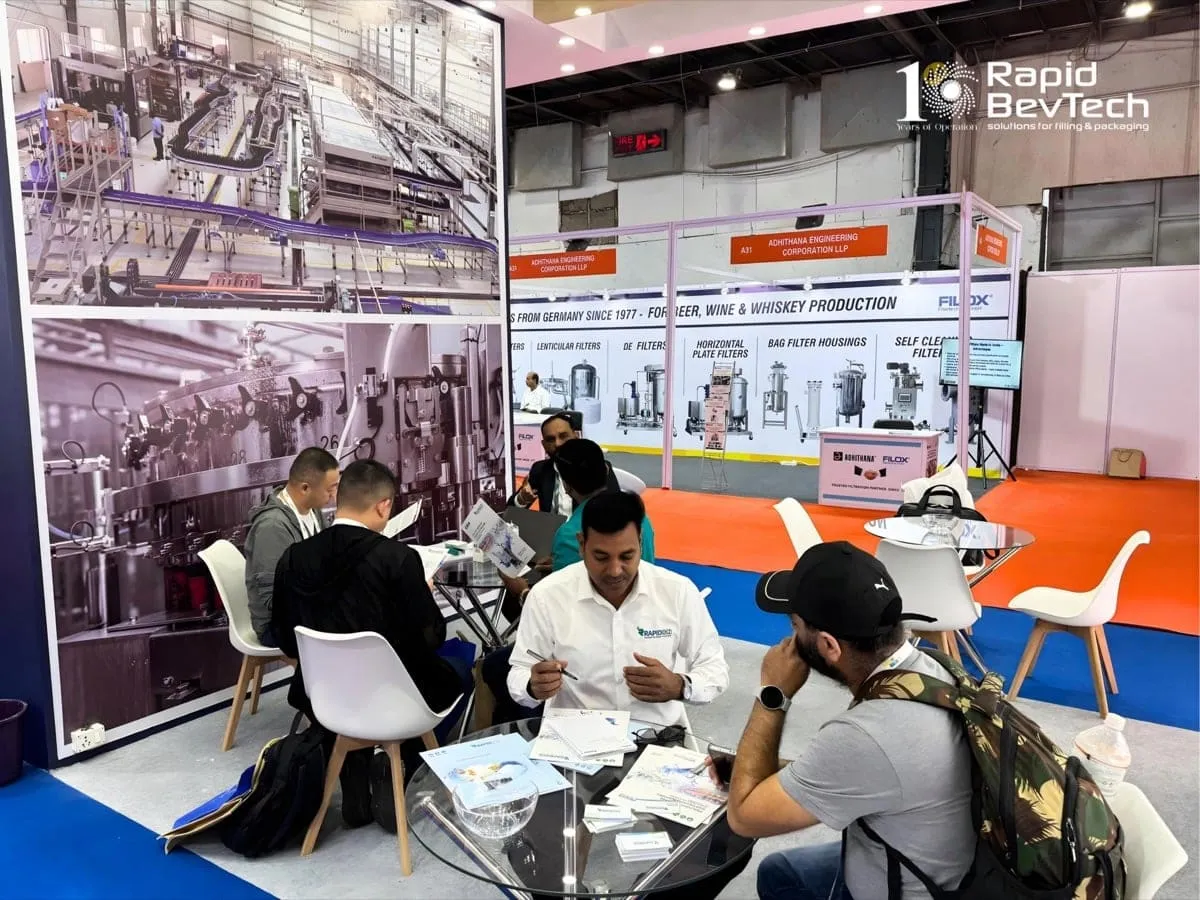 El equipo de Rapid BevTech con clientes en el stand de drinktec India