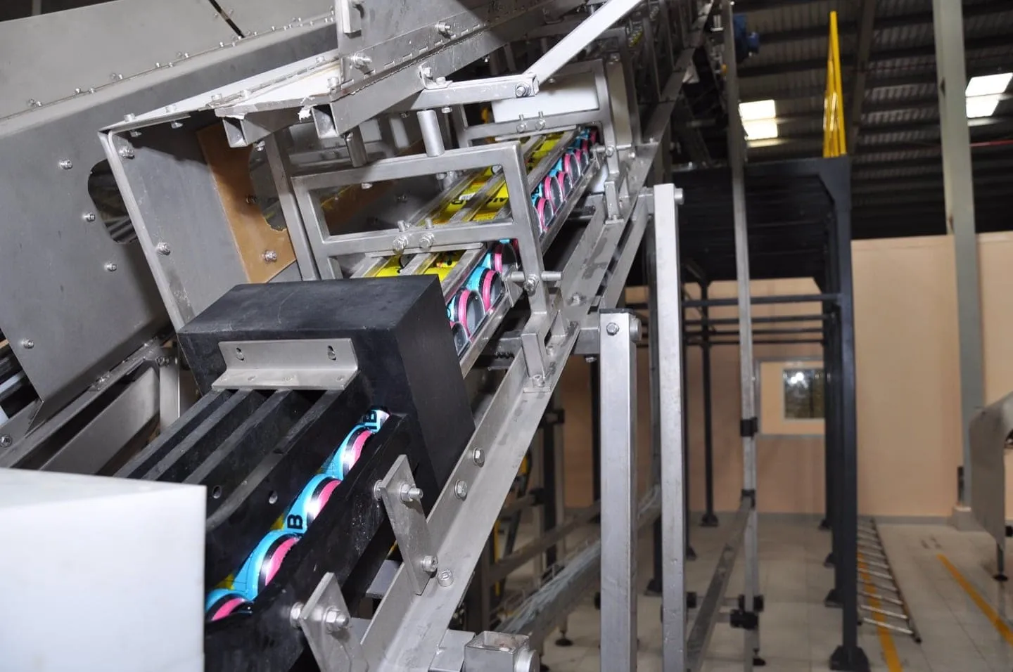 RAPIDrinse, latas invertidas dentro de la enjuagadora