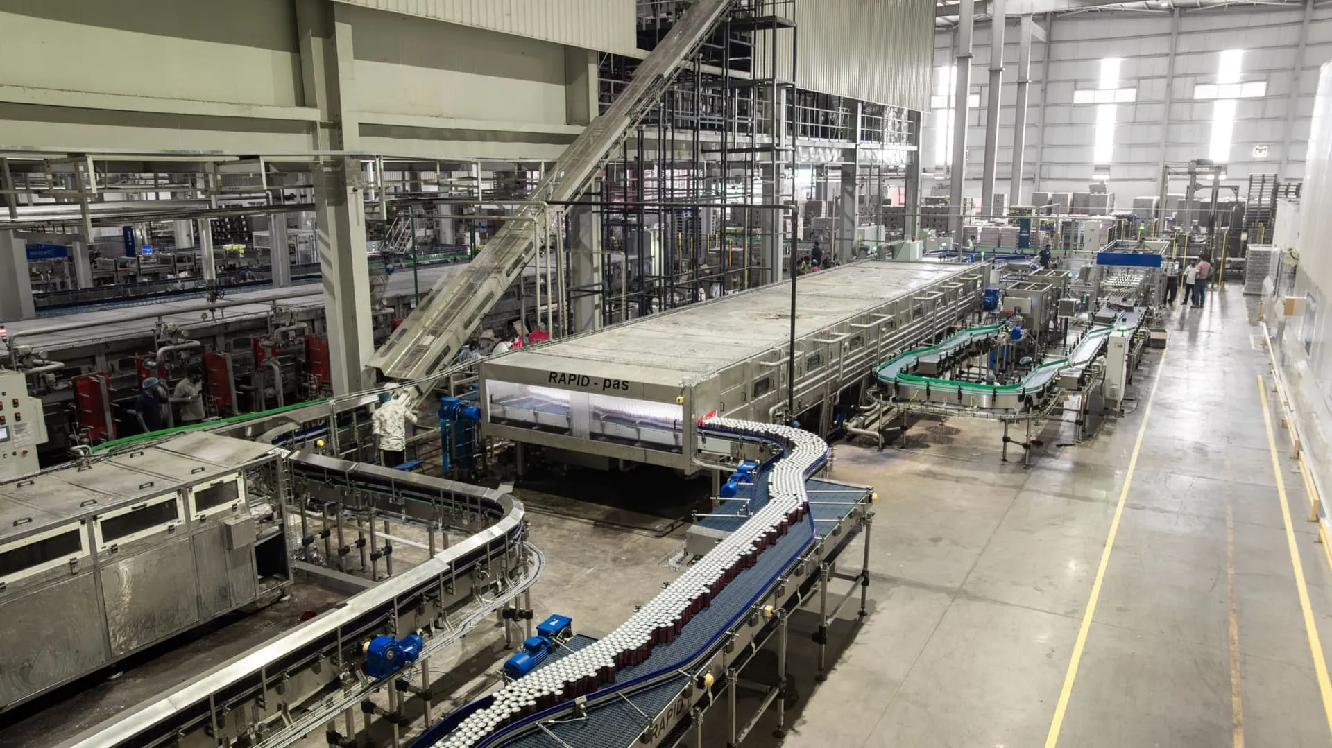 Komplette CSD-Dosenlinie in der Produktionshalle